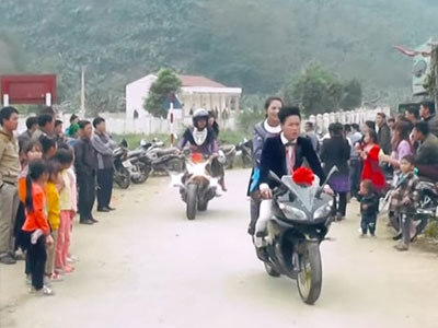 Dàn mô tô "khủng" tham gia rước dâu của người dân tộc H’Mông