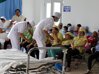 Hơn 130 công nhân nhập viện nghi do ngộ độc thực phẩm