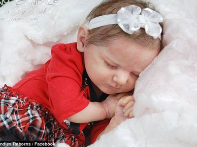 Nghệ sĩ làm búp bê siêu giống thật bị bắt vì tưởng nhầm... bắt cóc trẻ em