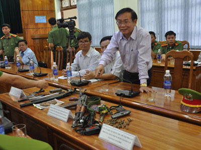 Trần Trung Hùng yêu cầu thả đàn em mới đầu hàng