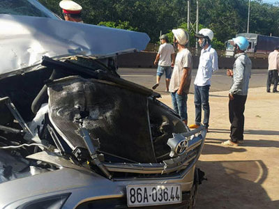 ​3 xe tông liên hoàn, 6 người bị thương
