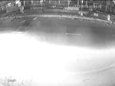 Clip: Nam thanh niên bị hất văng ra đường sau cú tông kinh hoàng với xe ô tô