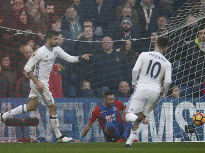 Costa giúp Chelsea thắng trận thứ 11 liên tiếp