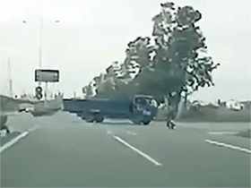 Húc thẳng đầu vào xe tải, thanh niên thoát chết ngay trong gầm xe