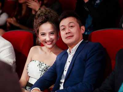 Khánh Ngân thân mật với MC Anh Tuấn trên ghế nóng