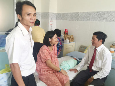 Sản phụ đi sinh bất ngờ rớt xuống dòng lũ dữ, đẻ rớt ngay trên đường