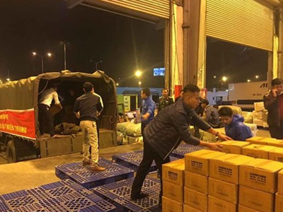 Vietnam Airlines vận chuyển khẩn cấp hàng cứu trợ miền Trung