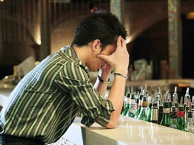 Đang ngủ vợ bỗng lay người tôi và nói: "Anh ơi, chồng em về"