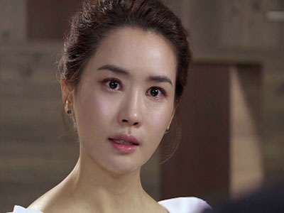 Ngày kết hôn, vợ cũ của chồng đã đến ôm chầm lấy tôi, cười ha hả