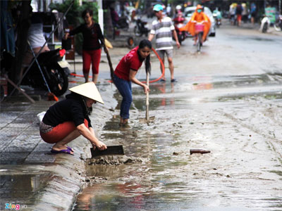 Người Hội An tất bật dọn rác sau lũ lụt