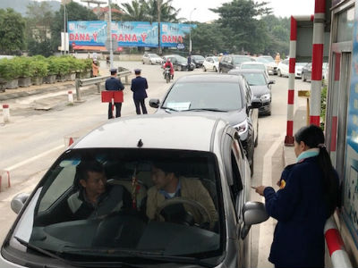 Tài xế mang nhiều tệp tiền lẻ 500 đồng, nhân viên trạm thu phí cầu Bến Thủy chia nhau đếm