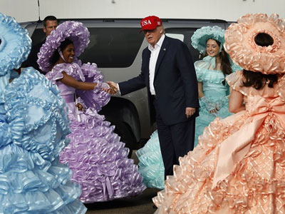 Trump kết thúc tour cảm ơn trong vòi rồng và người đẹp
