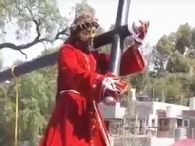 Tượng chúa Jesus “ngẩng đầu” khi đang hành lễ?