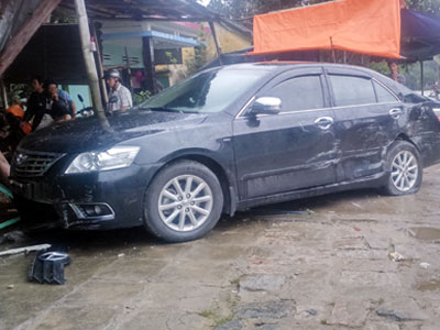 Xe Camry đậu bên đường bị xe khách tông văng hơn 3m