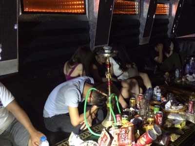 33 nam thanh nữ tú đang “bay” trong quán karaoke bị công an tóm gọn