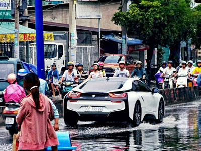 BMW i8 7 tỷ "lội nước" ở Việt Nam gây tò mò trên Instagram