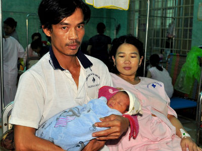 Hy hữu sản phụ sinh con giữa nước lũ khi ghe bị lật