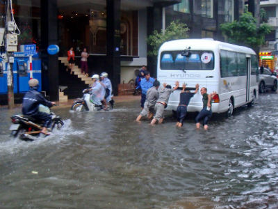 Phố Tây ở Nha Trang ngập sâu sau mưa lớn