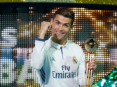 Ronaldo xua tay đuổi phóng viên để có những bức ảnh hoàn hảo nhất