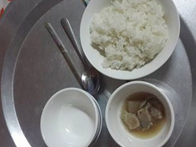 Trào nước mắt với "bữa cơm ở cữ" mẹ chồng nấu cho con dâu, vỏn vẹn 1 bát cơm trắng với vài 3 miếng thịt