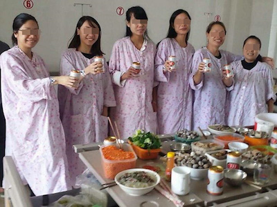 Chị em phát cuồng với "team chờ đẻ" ăn lẩu uống bia chụp hình kỉ niệm, bình tĩnh nhất "vịnh Bắc Bộ"