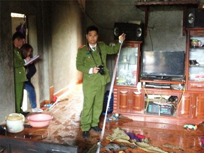 Đi nhậu về bị vợ cằn nhằn, chồng đổ xăng châm lửa đốt nhà