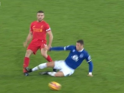 Đội trưởng Liverpool suýt gãy chân vì cú đạp thô bạo