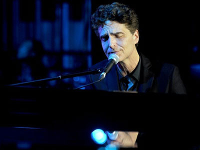 Khán giả Việt hát cùng giọng ca "Right here waiting for you"