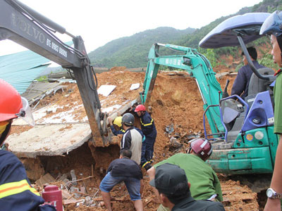 Lở núi ở Nha Trang: “Chỉ 5-10 giây cả khu dân cư chìm dưới đất đá”