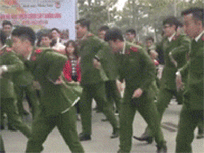 Nam sinh Cảnh sát nhảy hết mình trên nền nhạc sôi động