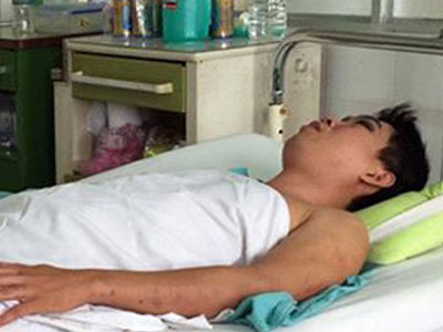 Người cha 2 giờ lấy thân che cho con khi 10 căn nhà đổ sập
