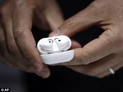 Tai nghe không dây Apple AirPods đến tay người dùng