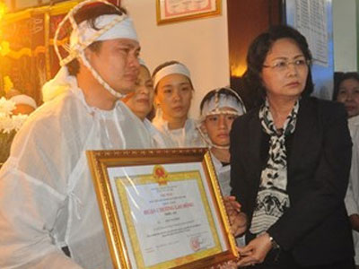 Truy tặng Huân chương lao động hạng Nhì cho đại biểu Ngô Văn Minh