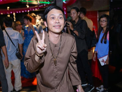 Giữa dàn sao lộng lẫy, Hoài Linh mặc áo bà ba đi ra mắt phim