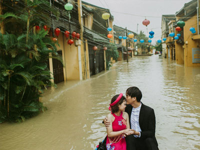 Giữa Hội An mênh mông nước lũ, cặp đôi này vẫn có một bộ ảnh cưới để đời