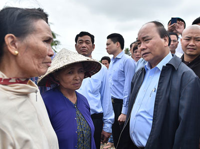 Thủ tướng thăm hỏi người dân vùng lũ Bình Định