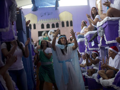 Tù nhân Brazil thi trang trí Giáng sinh để có phòng tắm mới