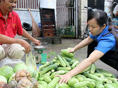 Xăng tăng giá mạnh, lo hàng tết ăn theo