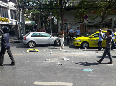 Xe tải lao vào chốt cảnh sát ở thủ đô Bangkok, 18 người bị thương