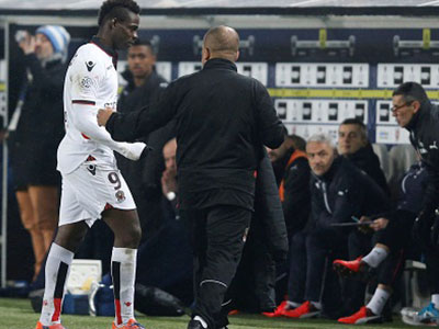 Balotelli bị đuổi trong trận hòa không bàn thắng của Nice