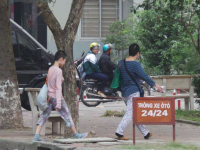 Cha của bé gái bị mẹ "nhốt": Tôi muốn gặp con cũng chỉ được nhìn qua khe cửa...