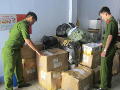 Pha hóa chất với bột màu rồi trộn đều thành... kem dưỡng trắng