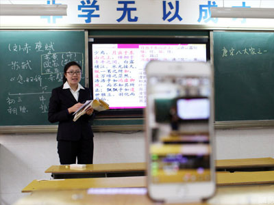 Trung Quốc: Giáo viên livestream dạy học cho học sinh ở nhà vì môi trường quá ô nhiễm