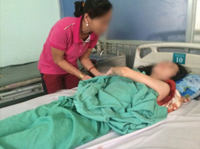 Vụ nữ sinh bị bạn trai đâm ở SG: "Nó mang xe máy, laptop của con gái tôi đi cầm cố để tiêu xài"