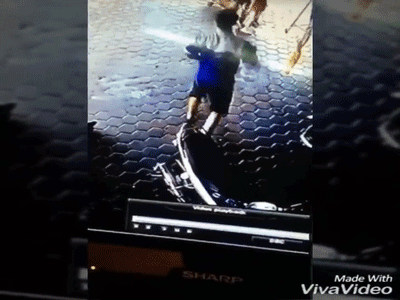 Clip: Ô tô mất lái lao lên vỉa hè, người đàn ông cứu sống hai em bé thoát chết trong gang tấc