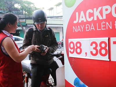 Cửa hàng Vietlott tấp nập trước giờ quay thưởng độc đắc hơn 100 tỷ