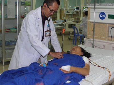 Cứu sống phụ nữ bị chồng đâm 10 nhát, thủng phổi