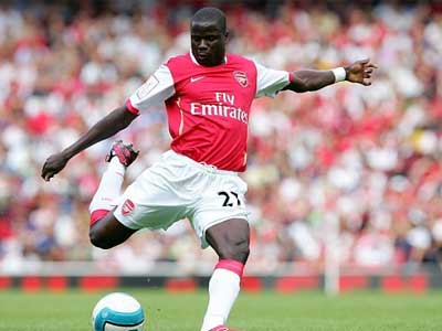 Eboue xin giải nghệ để đi chăm chó của Nữ hoàng
