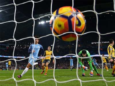Man City vô tình phá hỏng bữa tiệc Giáng sinh của Arsenal