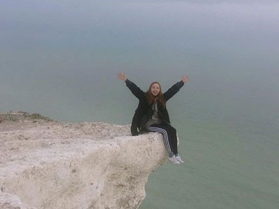 Nhóm bạn trẻ tạo dáng mạo hiểm trên vách đá cao 150 m